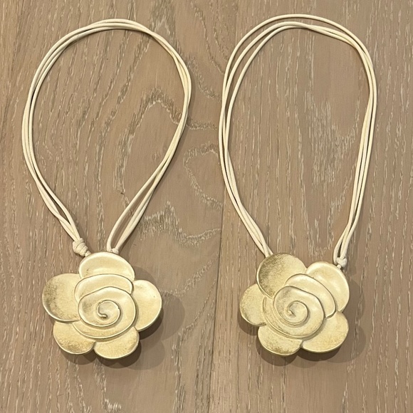 Magnetic Flower Curtain Tiebacks (Beige) - Picture 1 of 3
